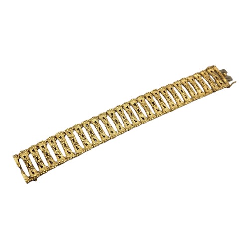 121A - A VINTAGE 18CT GOLD BRACELET
Having pierced textured links, in a velvet lined box.
(approx 20cm)