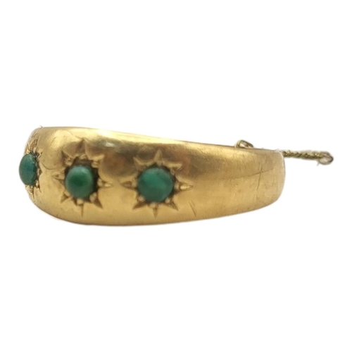 16A - AN EARLY 20TH CENTURY 18CT GOLD AND TURQUOISE THREE STONE RING
Three stones in a rubover setting.
(s... 