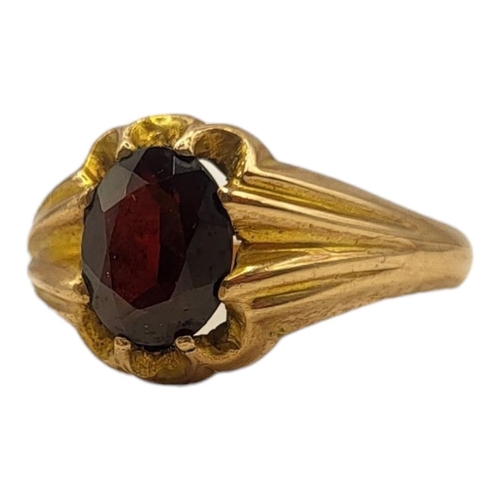 179 - A VINTAGE 9CT GOLD AND GARNET GENTS SIGNET RING
Oval cut garnet in a fluted mount.
(size T/U)

Condi... 