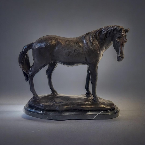 311 - A BRONZE STATUE OF A THOROUGHBRED HORSE
On a marble base. 
(24cm x 9.5cm x 22.5cm)

Condition: good ... 