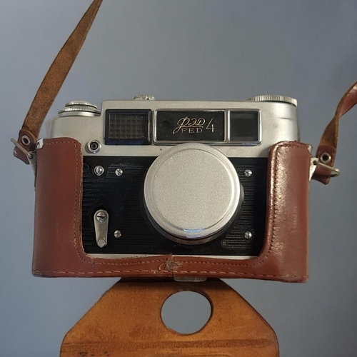 324 - A 1950/60'S RUSSIAN SOVIET FED 4 FILM CAMERA 
Reg no: 6651854, stamped factory marks, made in USSR, ... 