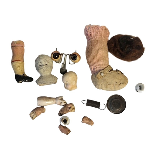 361 - A MIXED SELECTION OF EARLY 20TH CENTURY DOLLS ACCESSORIES 
Consisting of various part costumes, orig... 