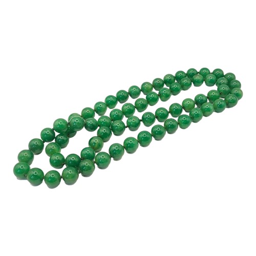 30A - A STRING OF ORIENTAL STYLE JADEITE BEADS. 
(43cm)

Condition: good overall