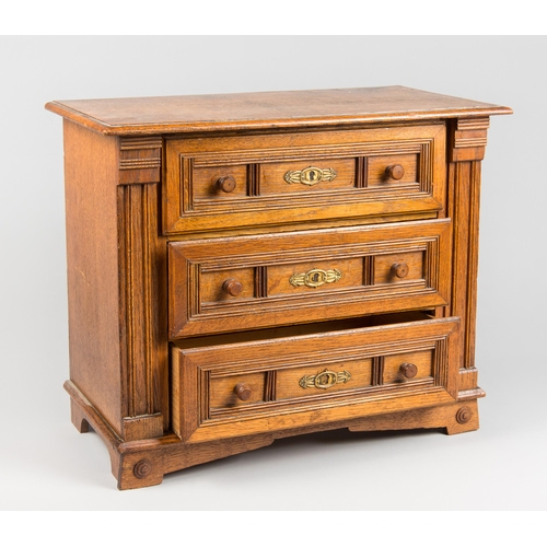 112 - A VICTORIAN OAK MINIATURE APPRENTICE PIECE CHEST OF DRAWERS.
(h 34cm x w 41cm x d 22cm)