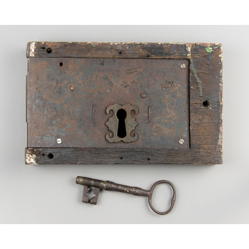 113 - A LARGE GEORGIAN RIM DEAD LOCK WITH KEY.
Working.
(h 15cm x w 25.5cm x d 4.5cm)