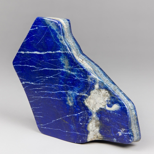 121 - A LAPIS LAZULI FREEFORM 3.1KG.
(h 23.5cm x w 16cm x d 5cm)