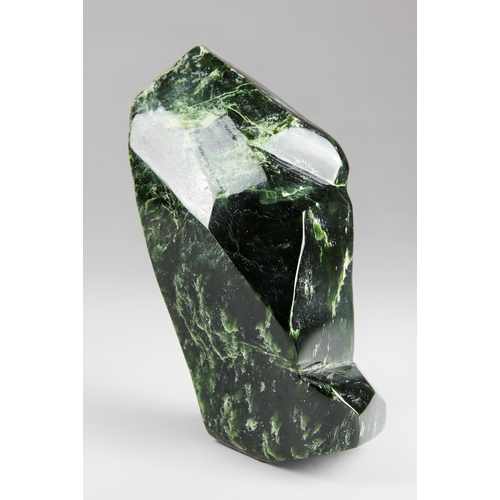 22 - A NEPHRITE FREEFORM 4.1KG
(h 25cm x w 12cm x d 11cm)