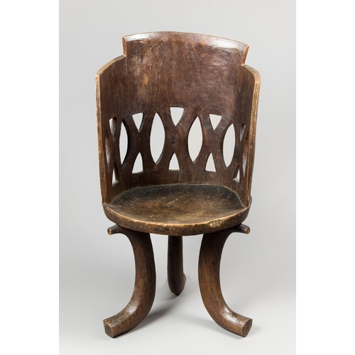 49 - AN EARLY 20TH CENTURY ETHIOPIAN TRIBAL JIMMA CHAIR.
(h 101cm x w 53cm x d 40cm)