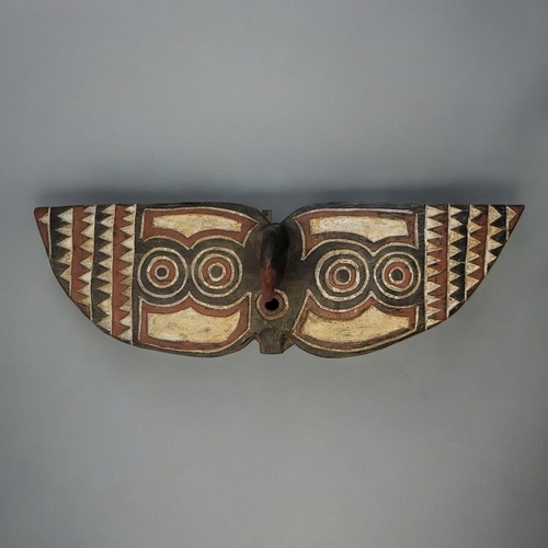 404 - AN AFRICAN TRIBAL CARVED BWA 'BUTTERFLY 'MASK
Carved decoration in red and black palette.
(approx 71... 