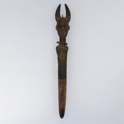 408 - AN AFRICAN TRIBAL CARVED WOODEN GATEPOST/HOUSE MARKER
Digital finial with carved horns and tapered b... 