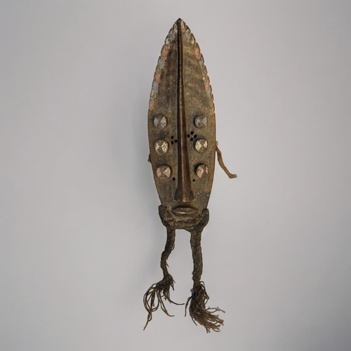 409 - AN AFRICAN CARVED WOODEN GREBO 'LEAF FORM' MASK
Having painted decoration and rope twists to base.
(... 