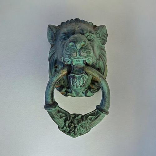 425 - A LARGE CAST IRON LION MASK DOOR KNOCKER
Having green verdigris finish.
(approx 29cm x 15cm)

Condit... 