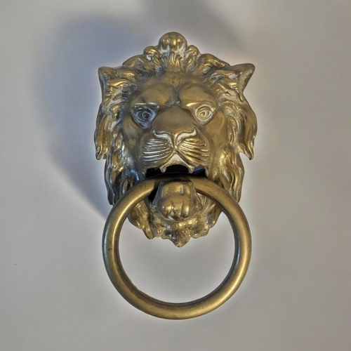 427 - A VINTAGE BRASS LION MASK DOOR KNOCKER.
(approx 14cm x 24cm)

Condition: good