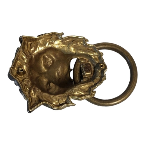 427 - A VINTAGE BRASS LION MASK DOOR KNOCKER.
(approx 14cm x 24cm)

Condition: good