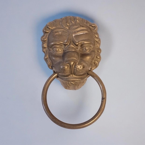 429 - AN 18TH CENTURY DESIGN BRASS LION MASK DOOR KNOCKER.
(approx 14cm x 24cm)

Condition: good