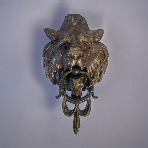 433 - AN EARLY 20TH CENTURY BRONZE LION MASK DOOR KNOCKER
Having fine detail and swags to knocker.
(approx... 