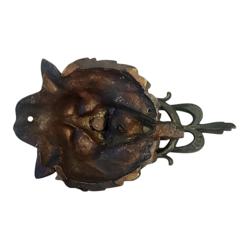 433 - AN EARLY 20TH CENTURY BRONZE LION MASK DOOR KNOCKER
Having fine detail and swags to knocker.
(approx... 