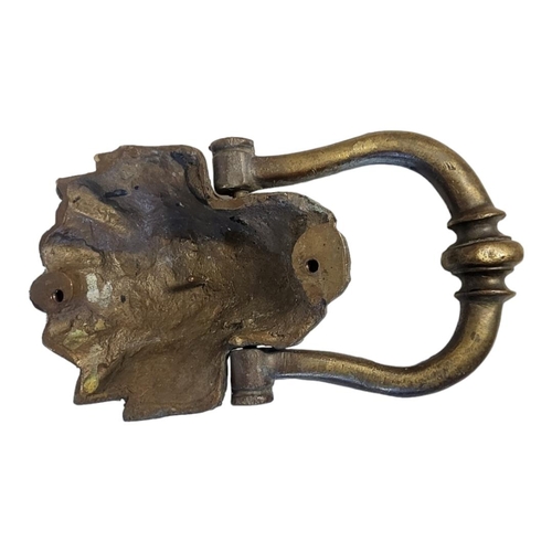 437 - AN EARLY 20TH CENTURY BRASS LION MASK KNOCKER
Having a tapering knocker.
(approx 12cm x 23cm)

Condi... 