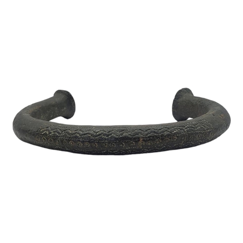 448 - A LARGE TRIBAL AFRICAN BRONZE CURRENCY NECKLACE
Having hammered flattened ends and engraved decorati... 