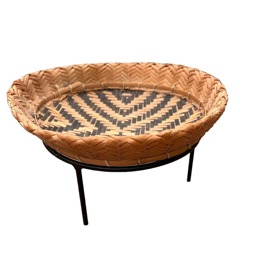 454 - A SOUTH AMERICAN BANIVA GUAINIA RIVER STRAW BOWL ON STAND
Geometric pattern on metal stand.
(approx ... 