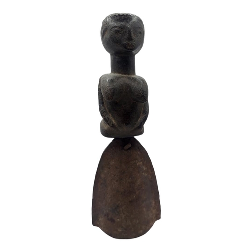 481 - AN AFRICAN CARVED WOODEN FIGURAL HANDBELL
Female figure with metal bell to base.
(approx 28cm)

Cond... 