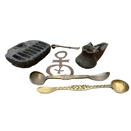 493 - A COLLECTION OF SOUTH AMERICAN BRASS AND METAL UTENSILS 
To include two double spoons and cast iron ... 