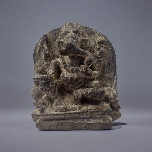 413 - AN AN INDIAN BUDDHIST CARVED STONE GANESH FIGURE
Seated pose with flatback.
(approx 9cm x 10cm)

Con... 