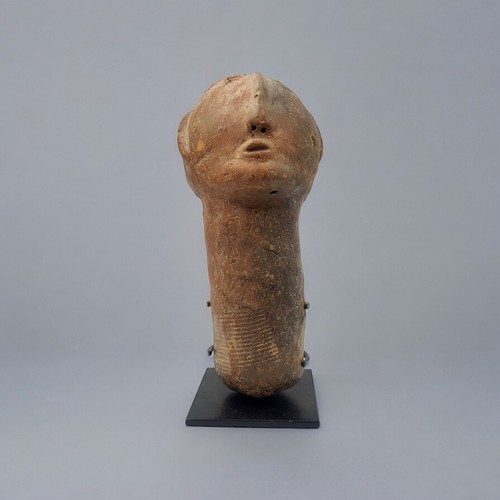 415 - AN AFRICAN TERRACOTTA BURA TRIBE FUNERARY SCULPTURE
Carved facial features on tapering base.
(approx... 