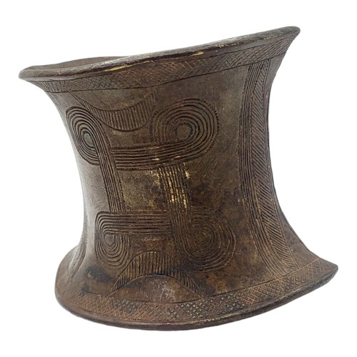 416 - AN AFRICAN BRONZE TRIBAL CUFF
Having engraved decoration.
(approx 9cm)

Condition: good