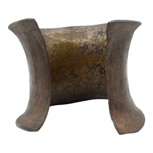 416 - AN AFRICAN BRONZE TRIBAL CUFF
Having engraved decoration.
(approx 9cm)

Condition: good