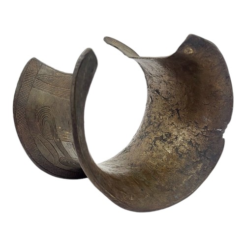 416 - AN AFRICAN BRONZE TRIBAL CUFF
Having engraved decoration.
(approx 9cm)

Condition: good