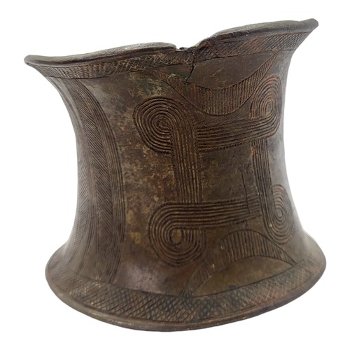 416 - AN AFRICAN BRONZE TRIBAL CUFF
Having engraved decoration.
(approx 9cm)

Condition: good