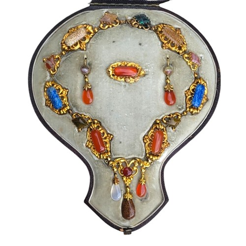 101 - A 19TH CENTURY YELLOW METAL, CARNELIAN AND SPECIMEN HARDSTONE JEWELLERY SUITE
Comprising a necklace ... 