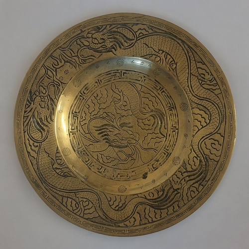 333 - A CHINESE BRONZE 'DRAGON' CHARGER DISH
Having engraved decoration of dragons, cast six character mar... 