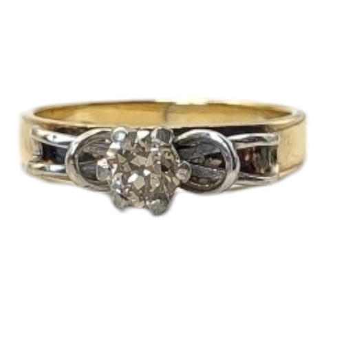 137 - A VINTAGE 18CT GOLD DIAMOND SOLITAIRE RING
The central round cut stone set in a raised mount, in a v... 