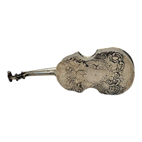 139A - A VICTORIAN IMPORT SILVER NOVELTY CELLO SNUFF BOX
Having a hinged compartment to rear ,pierced F hol... 