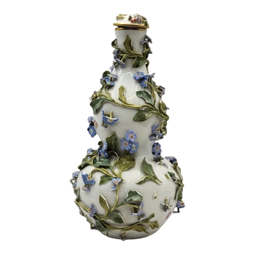 158 - AN EARLY 19TH CENTURY MEISSEN HARD PASTE PORCELAIN SCHNEEBALLEN TYPE DOUBLE GOURD SCENT BOTTLE AND S... 