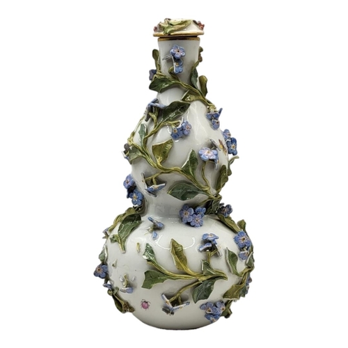 158 - AN EARLY 19TH CENTURY MEISSEN HARD PASTE PORCELAIN SCHNEEBALLEN TYPE DOUBLE GOURD SCENT BOTTLE AND S... 