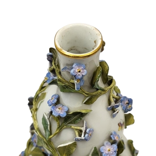 158 - AN EARLY 19TH CENTURY MEISSEN HARD PASTE PORCELAIN SCHNEEBALLEN TYPE DOUBLE GOURD SCENT BOTTLE AND S... 