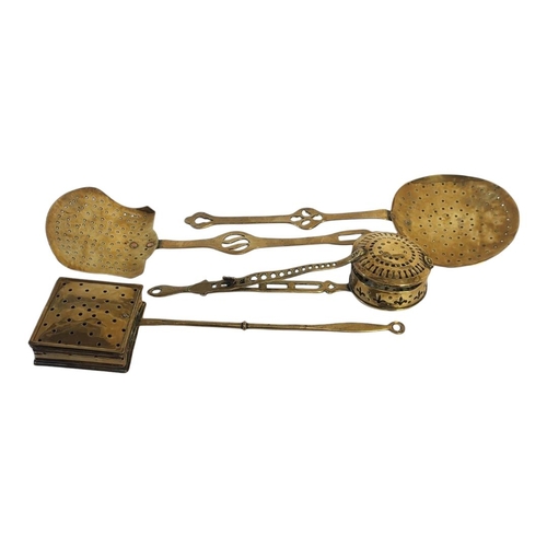 198 - A MIXED COLLECTION OF VICTORIAN AND EARLY 20TH CENTURY COPPER AND BRASS KITCHEN ACCESSORIES 
Consist... 