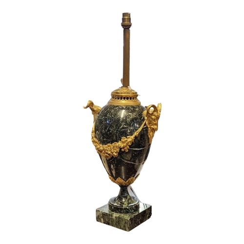 224 - AN EARLY 20TH CENTURY CONTINENTAL NEOCLASSICAL SHAPED MARBLE MOUNTED AND GILT BRONZE PATINATED LAMP ... 