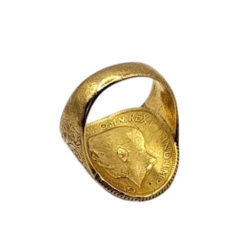 44 - AN EARLY 20TH CENTURY 22CT FULL SOVEREIGN RING, DATED 1912 
With King George V portrait and George a... 