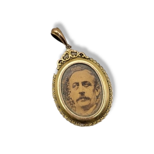 54 - AN EDWARDIAN 9CT GOLD OVAL PENDANT LOCKET
With compartments to front and rear.
(approx 3cm x 4cm)

C... 