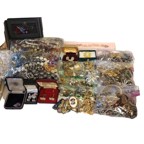 71 - A COLLECTION OF VINTAGE COSTUME JEWELLERY
To include necklaces, gilt metal jewellery, cufflinks and ... 