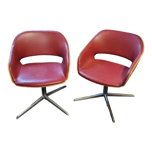 591 - A PAIR OF RED LEATHER AND BEECHWOOD OFFICE CHAIRS
On chrome bases.
(57cm x 50cm x 75cm)

Condition: ... 