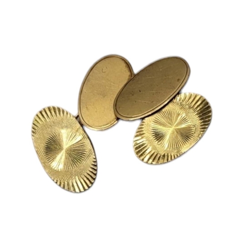 18 - A PAIR OF VINTAGE 9CT GOLD OVAL GENT’S CUFFLINKS
With engraved decoration.

Condition: good