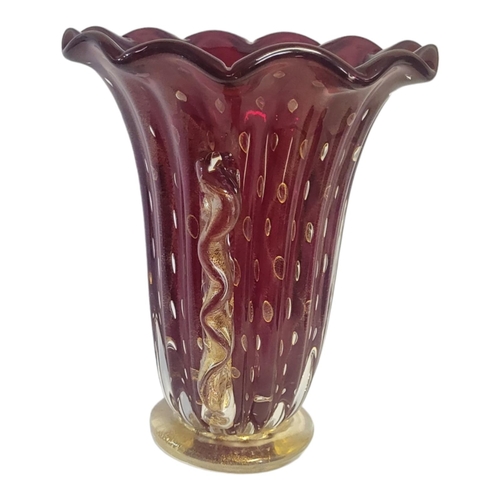 188 - A MID 20TH CENTURY ITALIAN MURANO HAND BLOWN CAMPANA FORM ART GLASS VASE
The body applied with inter... 