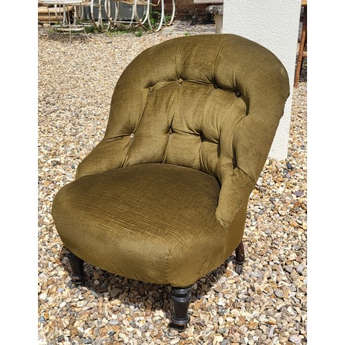 516 - A VICTORIAN NURSING CHAIR
Having button back upholstery on turned supports with brass castors.
(60cm... 