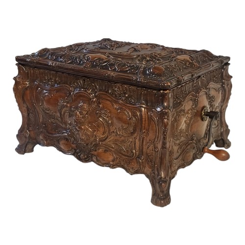 203 - SCHUTZ MARKE OF GERMANY, SYMPHONION DISC MUSIC BOX
Contained in a walnut Rococo style carved case, t... 