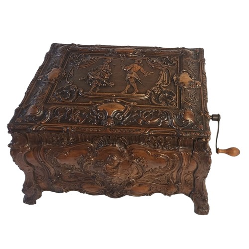 203 - SCHUTZ MARKE OF GERMANY, SYMPHONION DISC MUSIC BOX
Contained in a walnut Rococo style carved case, t... 